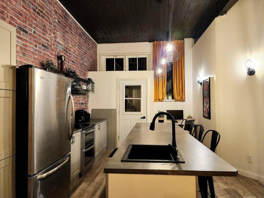 Loft Style Industriel-Centre-Ville+Parking Gratuit Quebec City Bilik gambar
